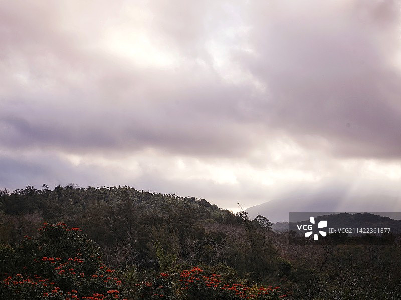海南万宁：阳光瀑布图片素材