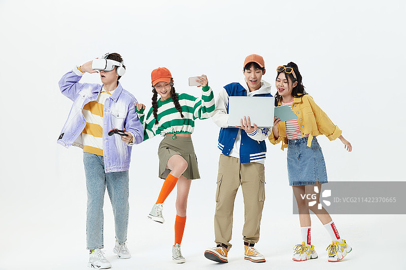 手拿电子产品互动娱乐的年轻男女图片素材