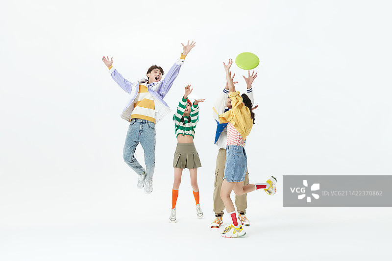 玩飞盘的年轻男女图片素材
