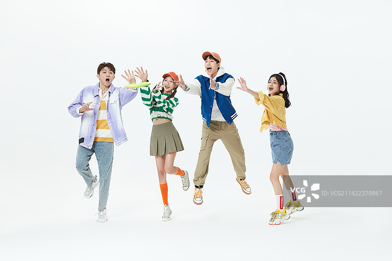 玩飞盘的年轻男女图片素材