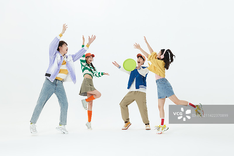 围成一圈玩飞盘的年轻男女图片素材