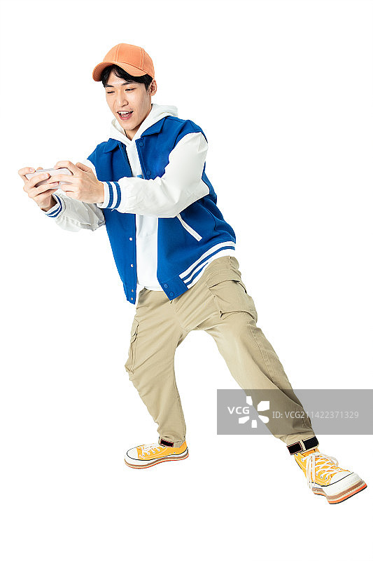 高角度下玩手机的青年男学生图片素材