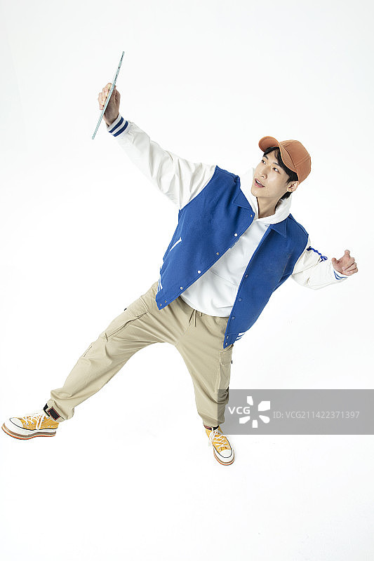 高角度下玩平板电脑的年轻人图片素材