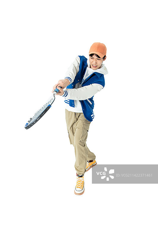 用力挥打网球拍的年轻男生图片素材