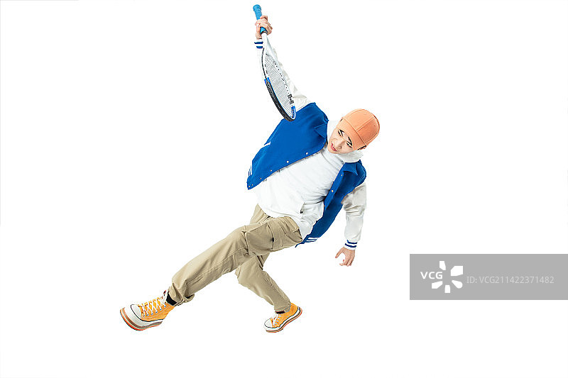 用力挥打网球拍的年轻男生图片素材