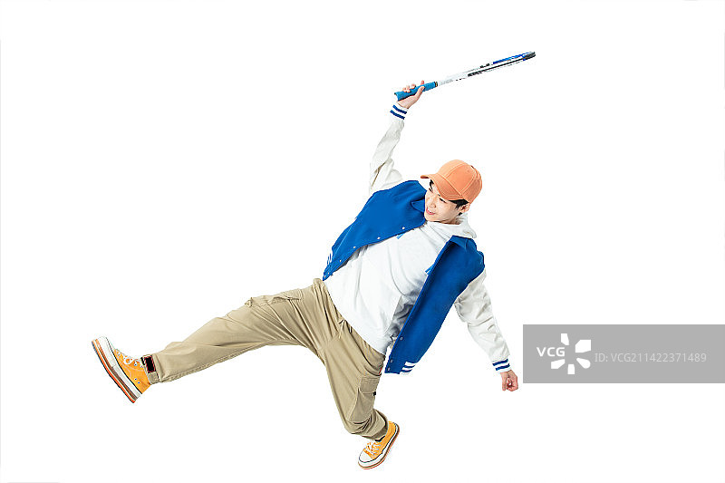 用力挥打网球拍的年轻男生图片素材