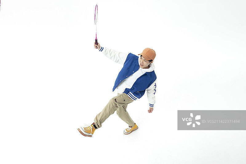 挥打羽毛球球拍的年轻男子图片素材