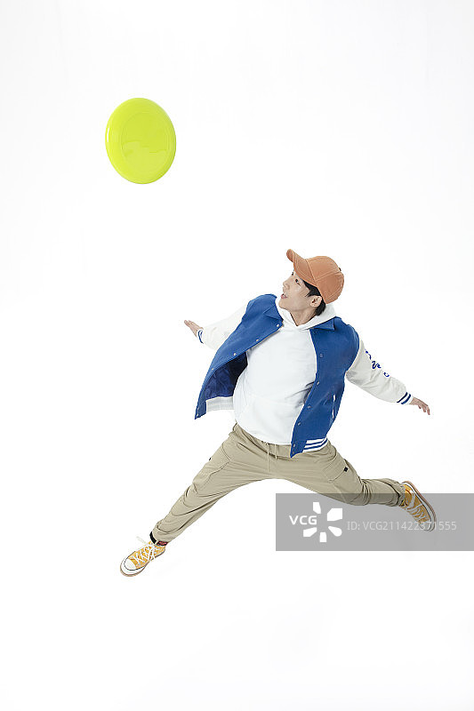 使用飞盘的年轻男生图片素材