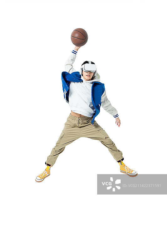 带着VR玩篮球的年轻男生图片素材