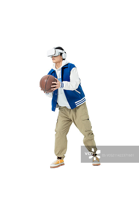 带着VR玩篮球的年轻男生图片素材