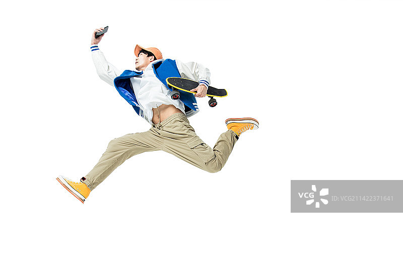 拿着手机与滑板的年轻男生图片素材