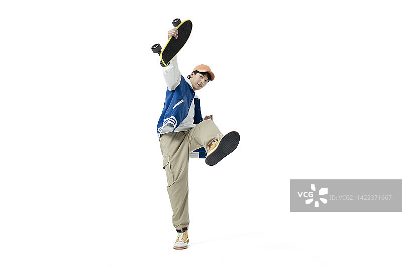 拿着手机与滑板的年轻男生图片素材