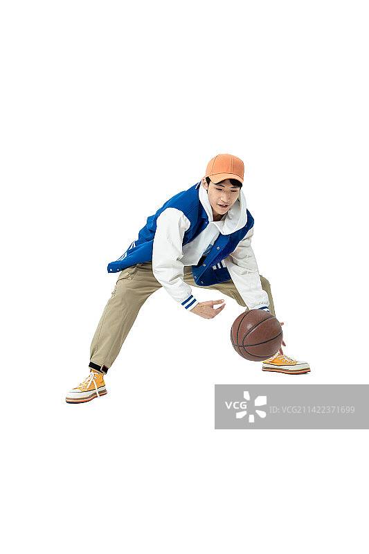 运球的年轻男学生图片素材