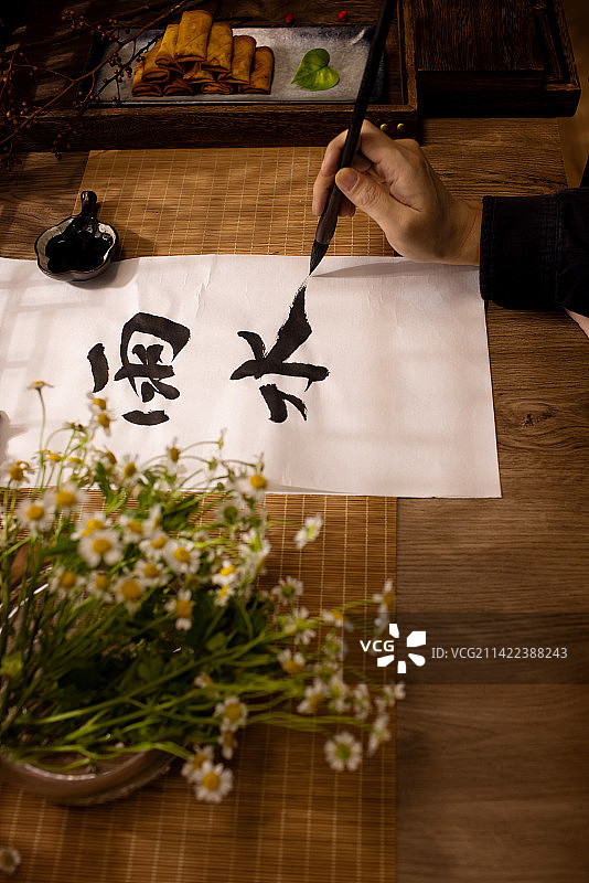 雨水节气,手拿毛笔写字,书法,中国文化图片素材