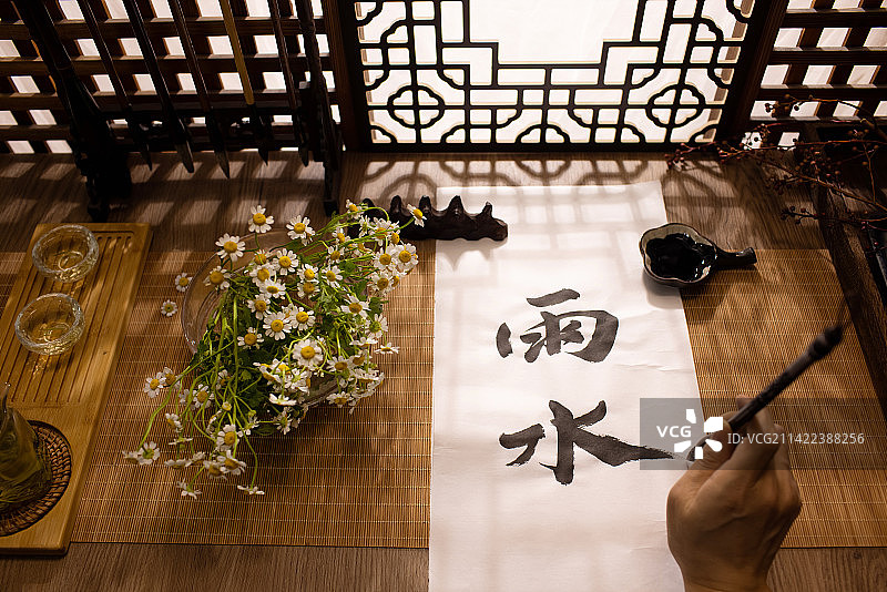 雨水节气,手拿毛笔写字,书法,中国文化图片素材