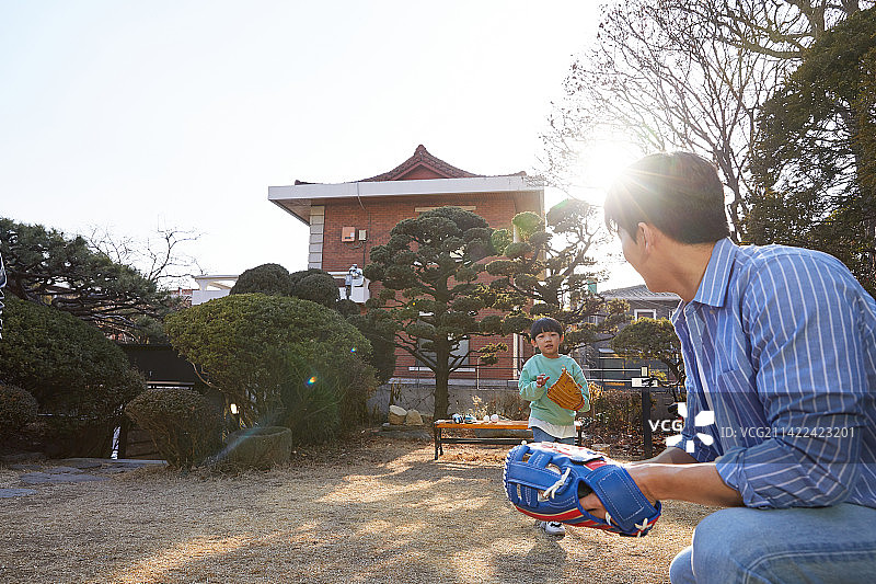 亲子时光：爸爸、庭院、家庭、儿子，8至9岁，玩耍，欢乐，30多岁，棒球图片素材