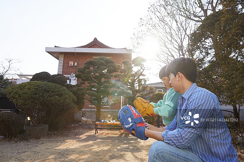 亲子时光：爸爸、庭院、家庭、儿子，8至9岁，玩耍，欢乐，30多岁，棒球图片素材