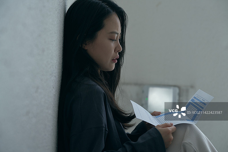 韩国：女子医院就诊，查看账单后伤心落泪图片素材