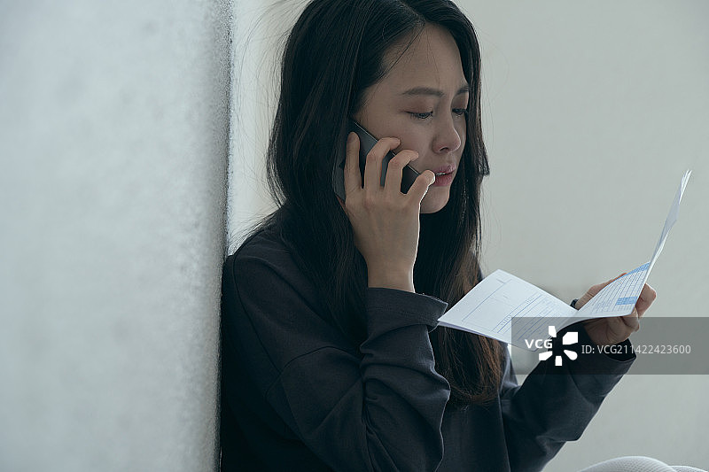 韩国：女子医院就诊，查看账单后伤心落泪图片素材