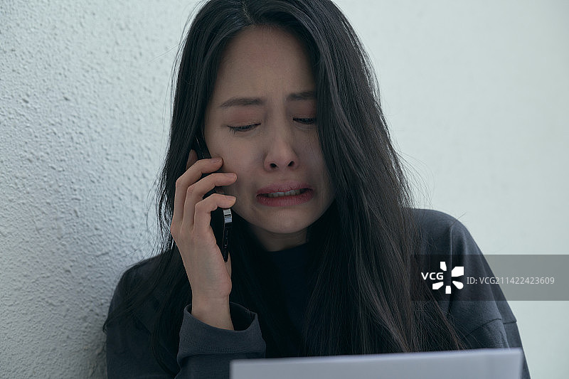 韩国：女子医院就诊，查看账单后伤心落泪图片素材