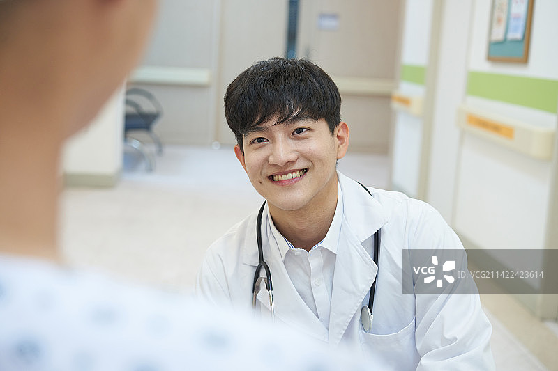 韩国患者轮椅医生图片素材