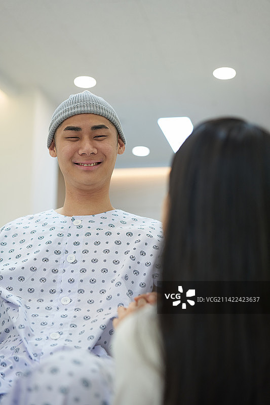 韩国女性看护照顾轮椅病人图片素材