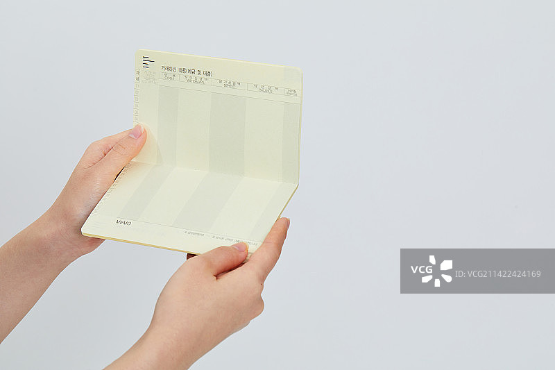 手的动作与银行账户图片素材