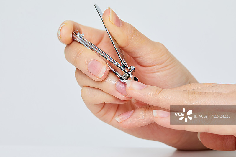 使用指甲钳的手部动作图片素材