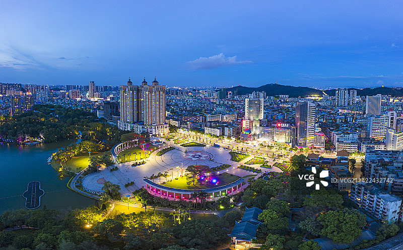 航拍城市风光天际线 广东江门城区夜景东湖广场图片素材