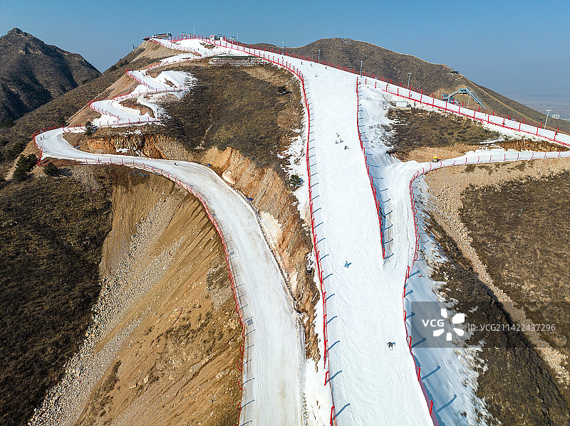 航拍空中鸟瞰河北涞源国家跳台滑雪训练科研基地七山滑雪场图片素材