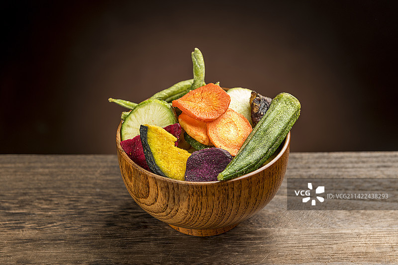 一碗蔬菜干蔬菜脆摆放在木桌面上特写图片素材