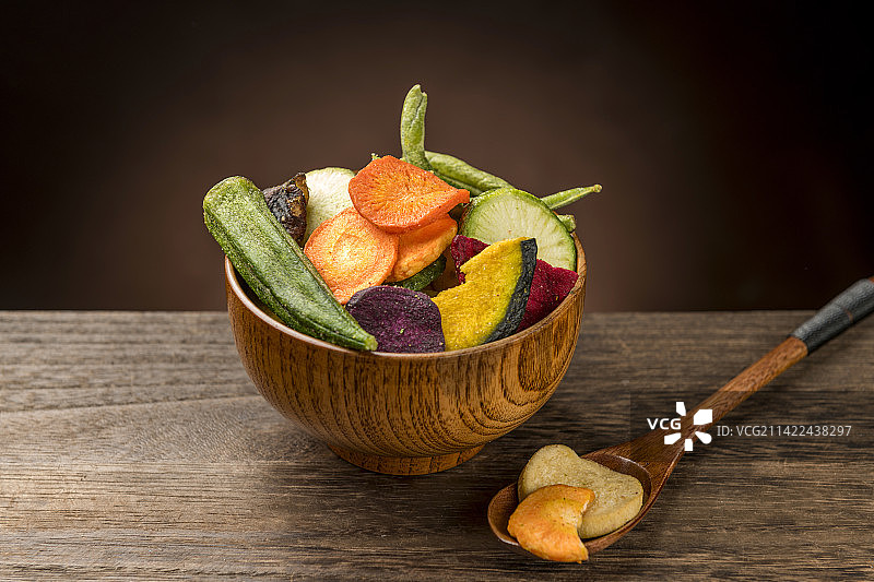 一碗蔬菜干蔬菜脆摆放在木桌面上特写图片素材