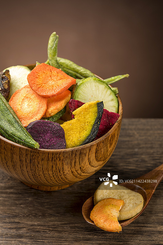 一碗蔬菜干蔬菜脆摆放在木桌面上特写图片素材