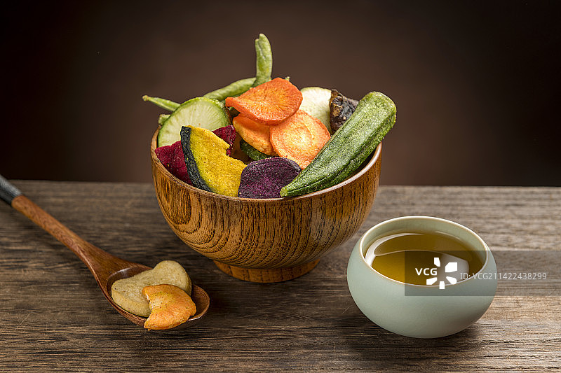 一碗蔬菜干蔬菜脆摆放在木桌面上特写图片素材