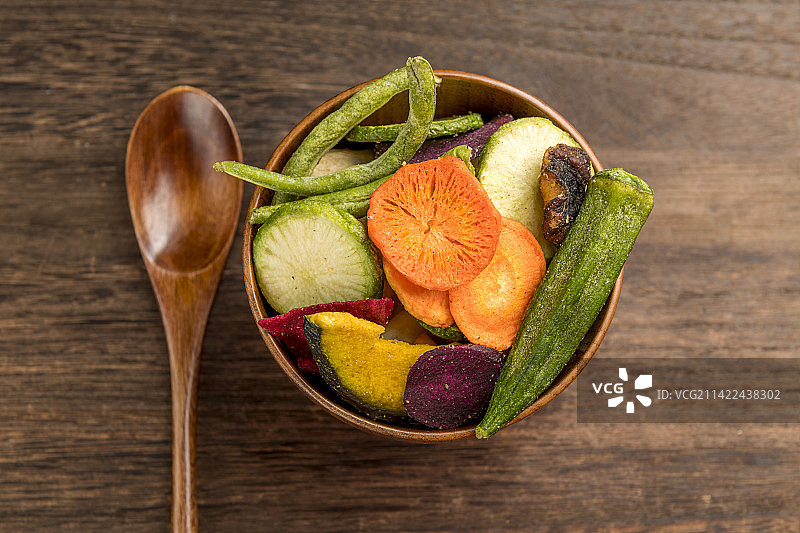 一碗蔬菜干蔬菜脆摆放在木桌面上特写图片素材