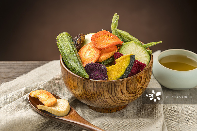 一碗蔬菜干蔬菜脆摆放在木桌面上特写图片素材