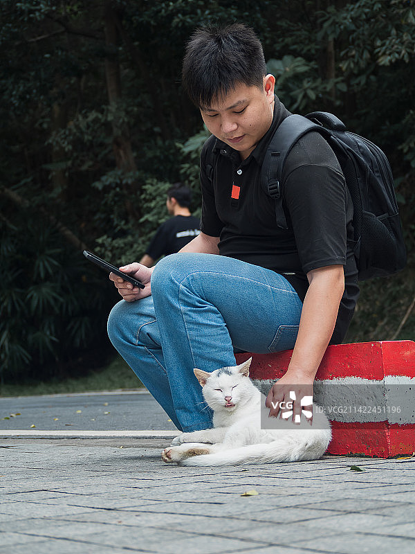 撸猫的男青年-白云山风景区图片素材
