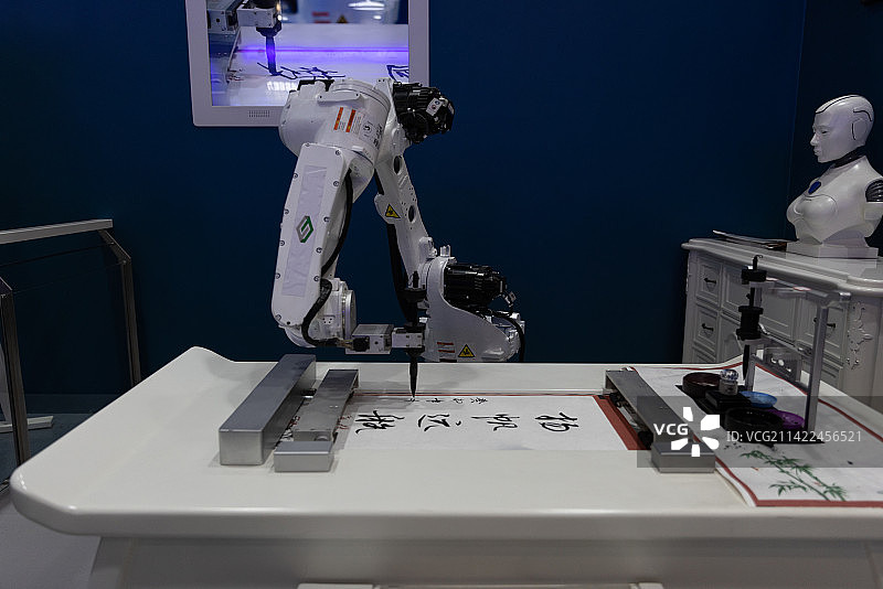 中国科学技术馆会写毛笔字的智能机器人图片素材