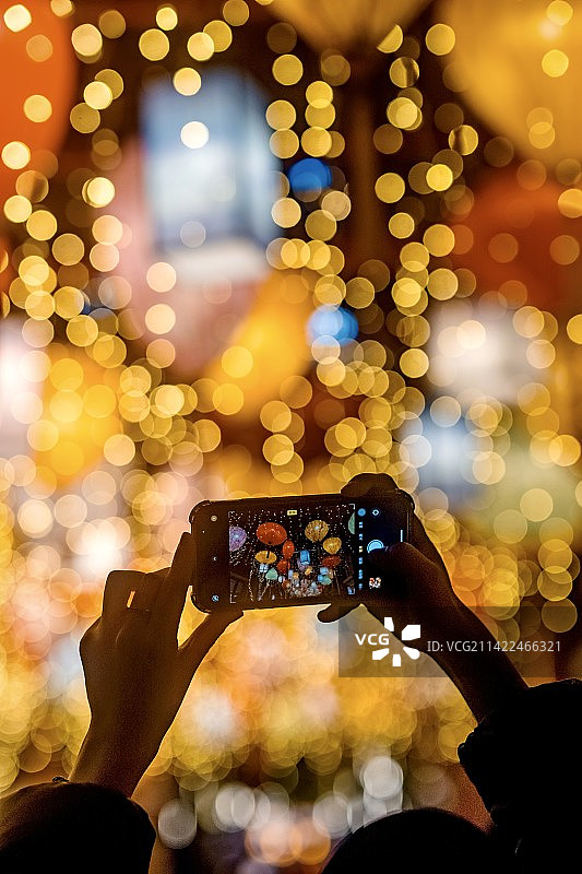 夜间手持照明设备的人的特写镜头图片素材