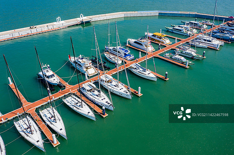 航拍海南省海口市国家帆船基地公共码头 国家帆船帆板训练基地港池 帆船码头 游艇码头图片素材