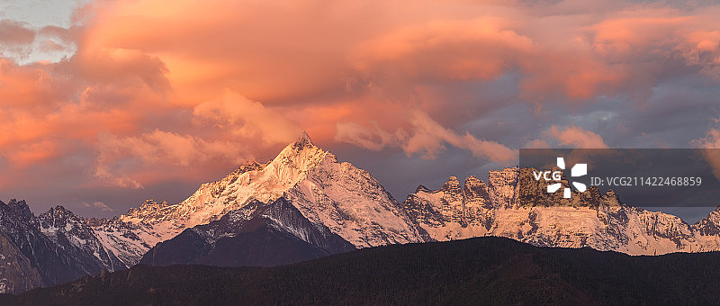 梅里雪山缅茨姆日出图片素材