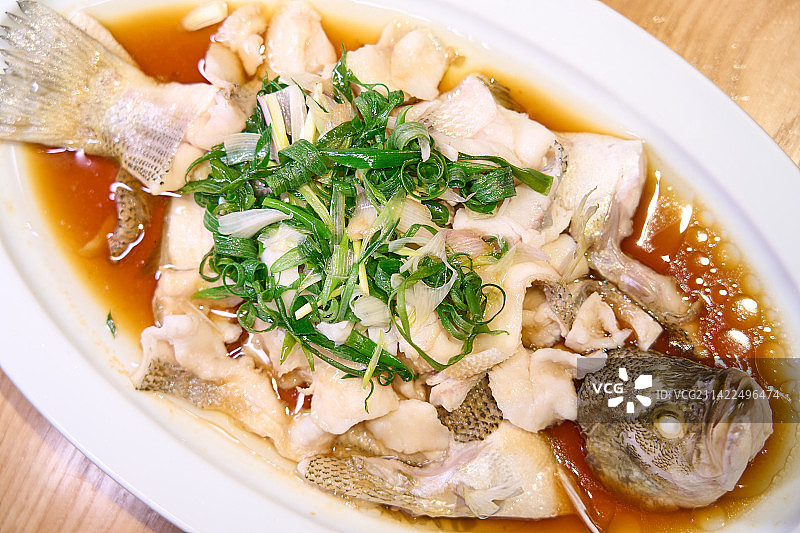广东省特色传统名菜之一清蒸鲈鱼图片素材
