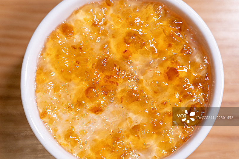 广东传统名点小吃甜品桃胶双皮奶图片素材