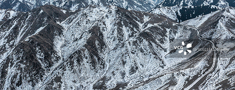 航拍视角 布满积雪 危险的  独库公路图片素材