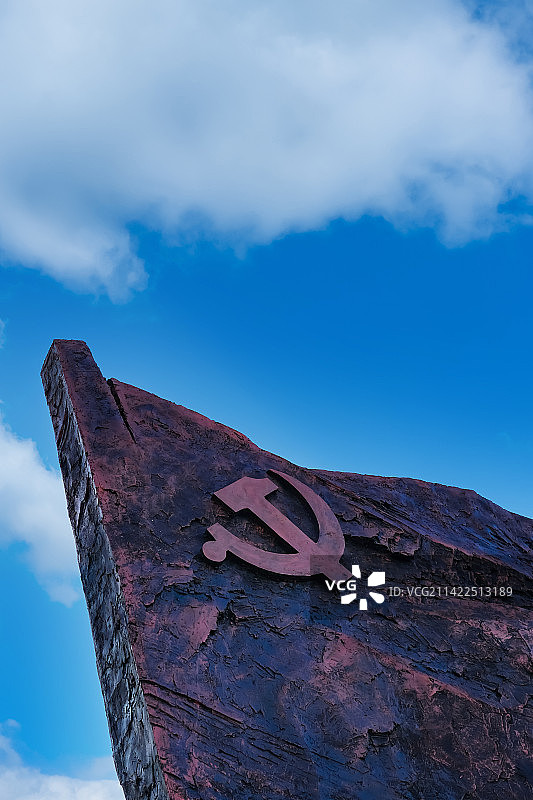 中国山东青岛市 中共青岛党史纪念馆大型主题雕塑“引领”：党旗 党徽图片素材