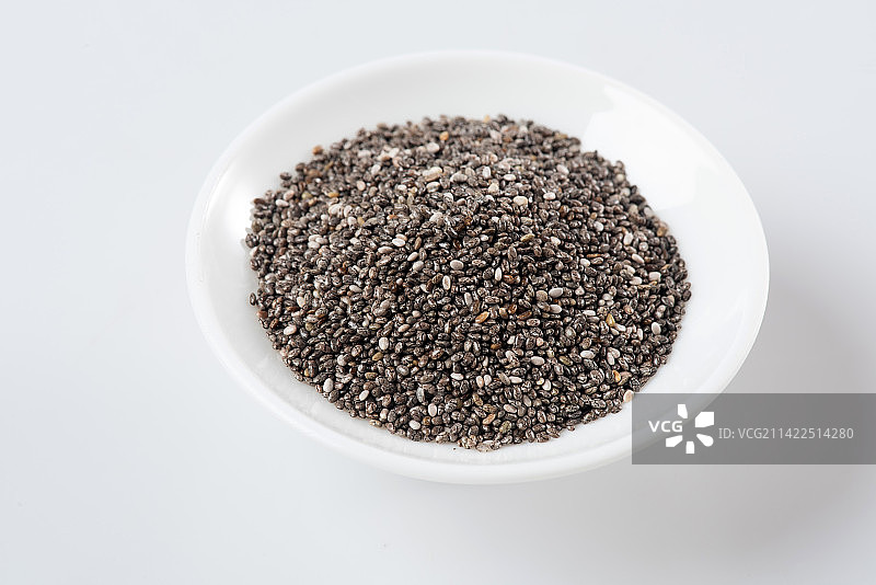白底上的白瓷盘装奇亚籽特写图片素材