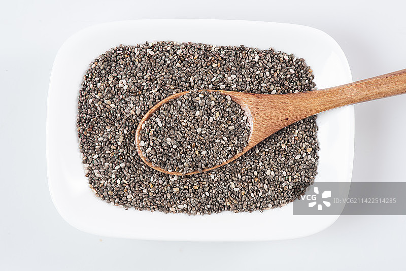 白底上的白瓷盘装奇亚籽特写图片素材