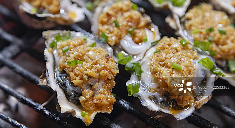 美食·碳烤生蚝（蒜蓉、葱花、粉丝、姜末）图片素材