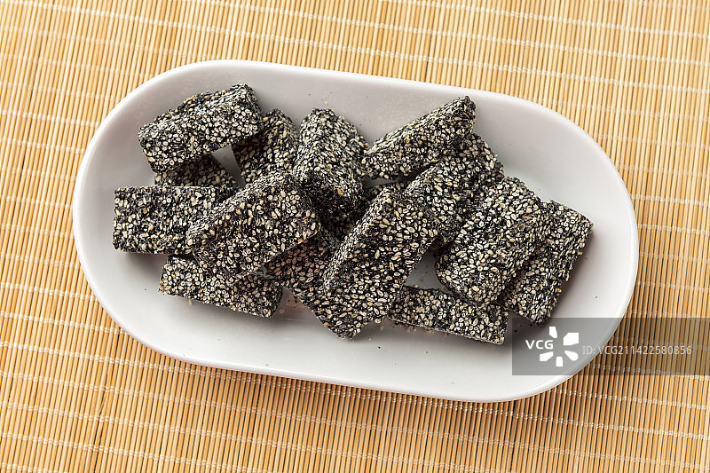 黑芝麻酥糖摆放在桌面上特写图片素材