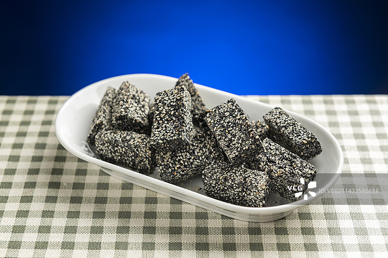 黑芝麻酥糖摆放在桌面上特写图片素材